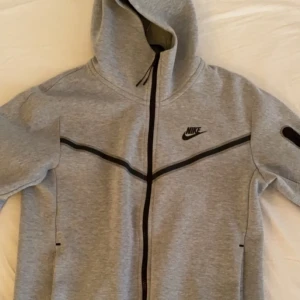 Nike tech fleece - Tjena! Säljer nu denna extremt snygga och stilrena Nike tech fleceen! 9,8/10 skick använd Max 5 gånger. Bara höra av sig vid funderingar💪🏽💫ÄKTA!