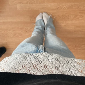 Högmidjade jeans - Hej! Jag säljer mina högmidjade jeans då högmidjade inte kommer till användning för min del. De har en slits och är mer raka i benen💞