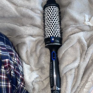 Style brush  - Säljer denna style brush från Björn Axén pågrund av att jag aldrig använder den använt Max 1 gång och den är i bra skick inga repor inget som är sönder utan den är som ny! Köpt för ca 500kr💓