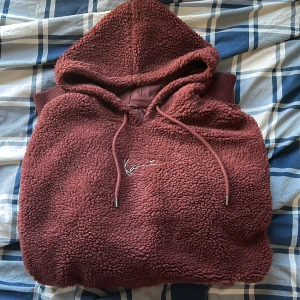 Teddy hoodie wine red  - Karl kani teddy hoodie, knappt andvänd i storlek M. Nypris 1200. Pris 600 men kan diskuteras