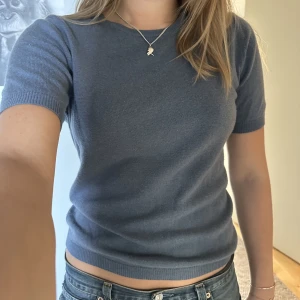 Cashmere tshirt  - Oanvänd cashmere tshirt från soft goat i en färg som inte längre säljs. Storlek L men passar mig som har S/M. Nypris 1700kr. 