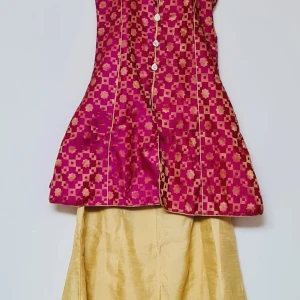 Party dress - Indian suit Fits 11-14 yrs girl Available near Hässelby gard