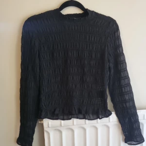 Topp i mesh - Meshtop i rynk. Oanvänd. Passar s-m