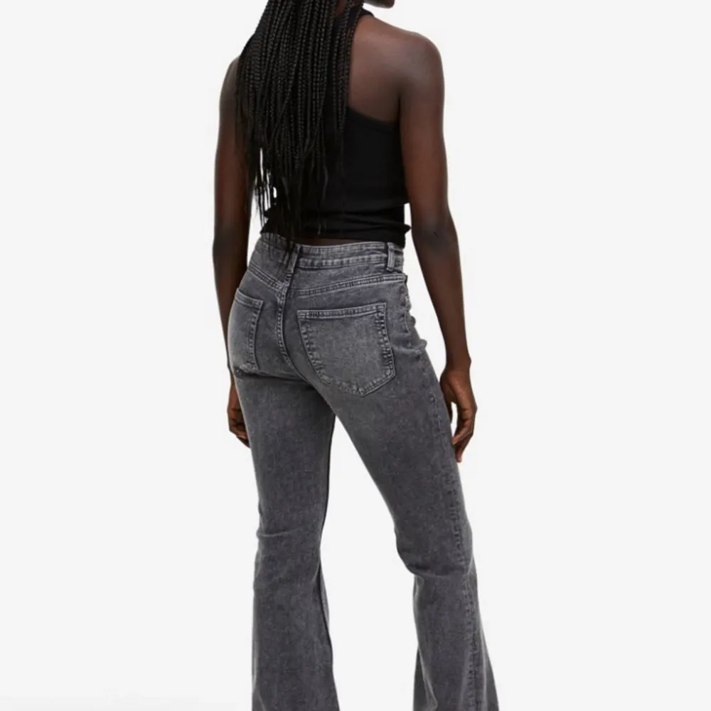 Gråa fina jeans i storlek 40 från hm i jätte fint skick använda några gånger men har ingen användning av dom längre för dom är för stora. Ny pris 200kr . Jeans & Byxor.