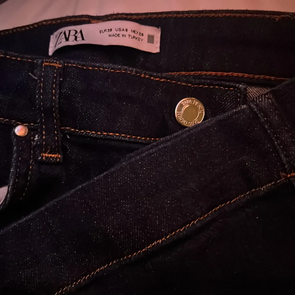 Super coola utavängda jeans som tyvär är för korta för mig som är 175cm🫶  Använda ungefär 2 gånger🙀PRIS KAN DISKUTERAS!. Jeans & Byxor.