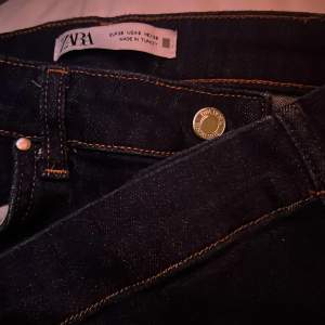 Super coola utavängda jeans som tyvär är för korta för mig som är 175cm🫶  Använda ungefär 2 gånger🙀PRIS KAN DISKUTERAS!