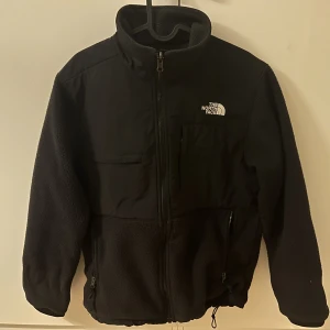 North Face fleece - Svart fleecejacka från the North Face. Fint skick. Storlek S i herr, M i dam enligt lappen. 