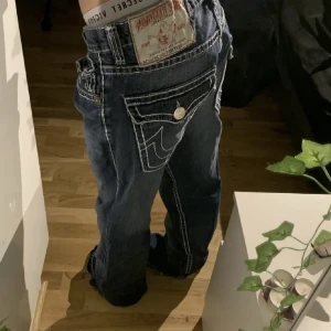 True Religion jeans - Baggy true religion jeans midjemått: 82cm innerbenslängd: 82cm jag är 160cm och de är för långa på mig.