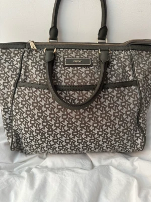 DKNY väska  - Nu säljer jag min älskade DKNY väska!!! Köpt för ca 2500kr. 