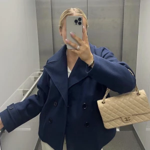 Design by si kappa - Mörkblå design by si kappa. Använd 2 gånger så är som ny. Säljer då jag vill ha en svart istället.