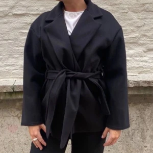 Svart kappa - Säljer denna svarta korta kappan från Missäy! Superfin💌💌🤍 Hör av er om ni vill ha fler bilder! 