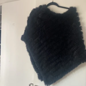 Päls poncho - Säljer min fina päls poncho. Använd 2 gånger, köpt på Chelsea. Äkta kanin päls. Kan gå ner i pris vid snabb affär