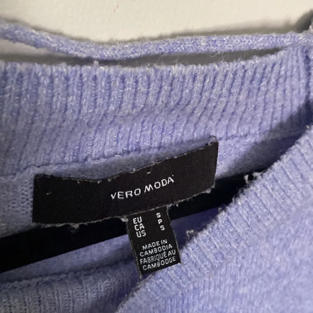 En stickad tröja från Vera Moda i ljusblå finns lite tecken på ansvällning men inte mycket tröjan är i storlek s. Tröjor & Koftor.