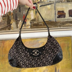 Dkny handväska🥰🙌 - Jättefin svart/brun väska från DKNY!🤩Perfekt storlek! Använt skick!💓