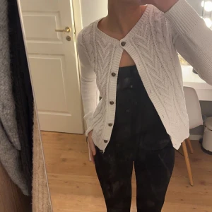 Söt kofta - Super söt vit kofta, säljer liknande i grått med Trekvartsärmad! Jätte fin till skolan över typ ett linne. 