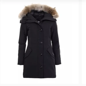 Äkta canada goose jacka - Säljer min äkta canada goose jacka, modell rossclaire parka. Endast använd en säsong så jätte bra skick, inga defekter oså. Man kan även ta av pälsen på den. Skriv pm för mer bilder mm. Köpt från Länna sport, ny pris 16690kr. Pris går att diskutera 