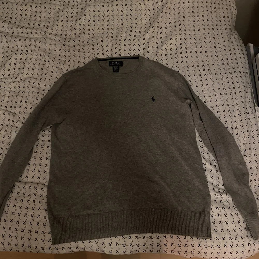 En snygg sweatshirt som tyvärr är för liten, bra skick Skriv om ni har några frågor. Hoodies.