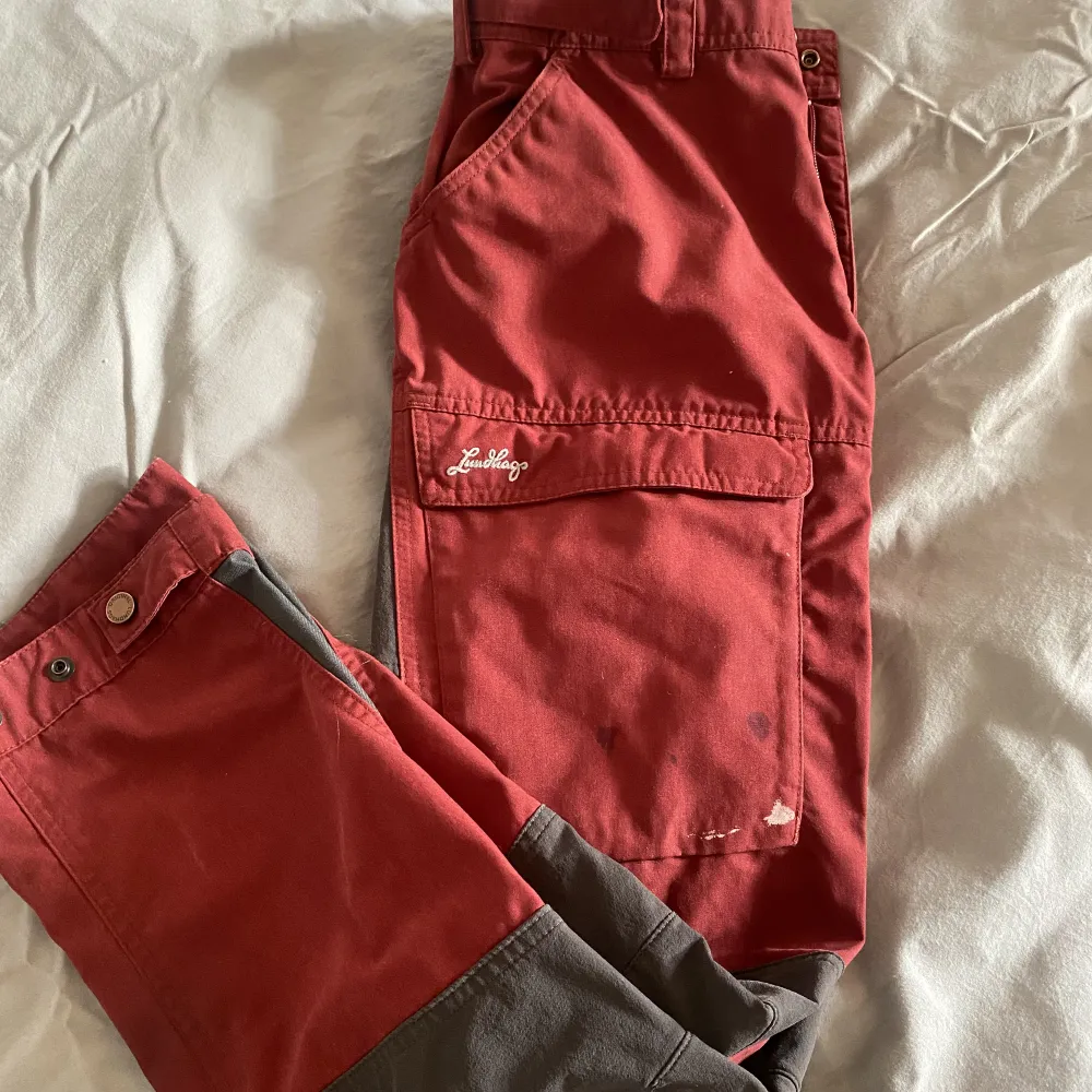 Ett par röda frilufts- byxor som är försmå för mig så jag säljer dom men dom har måla färg på ena sidan 💗. Jeans & Byxor.