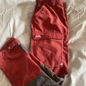 Ett par röda frilufts- byxor som är försmå för mig så jag säljer dom men dom har måla färg på ena sidan 💗