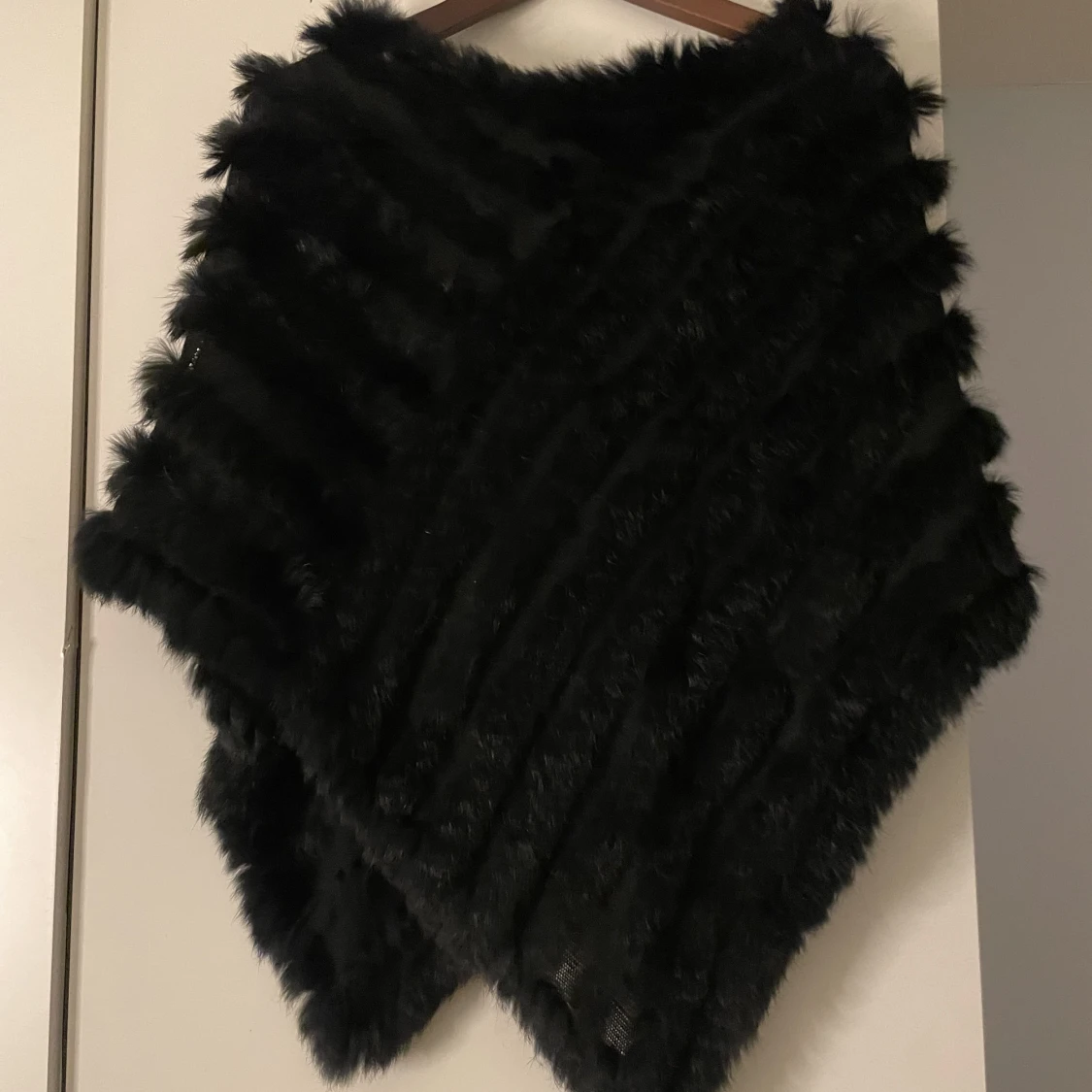 Svart pälsponcho