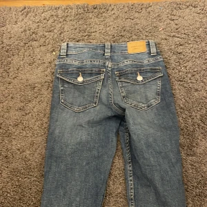 Jeans - Jeans från Gina. Storlek 32 men uppklippta nertill så lite längre. Säljer pga för små