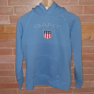 Gant hoodie - Gant hoodie, använt fåtal gånger men finns lite färgdefekter, jag skickar gärna fler bilder 😊