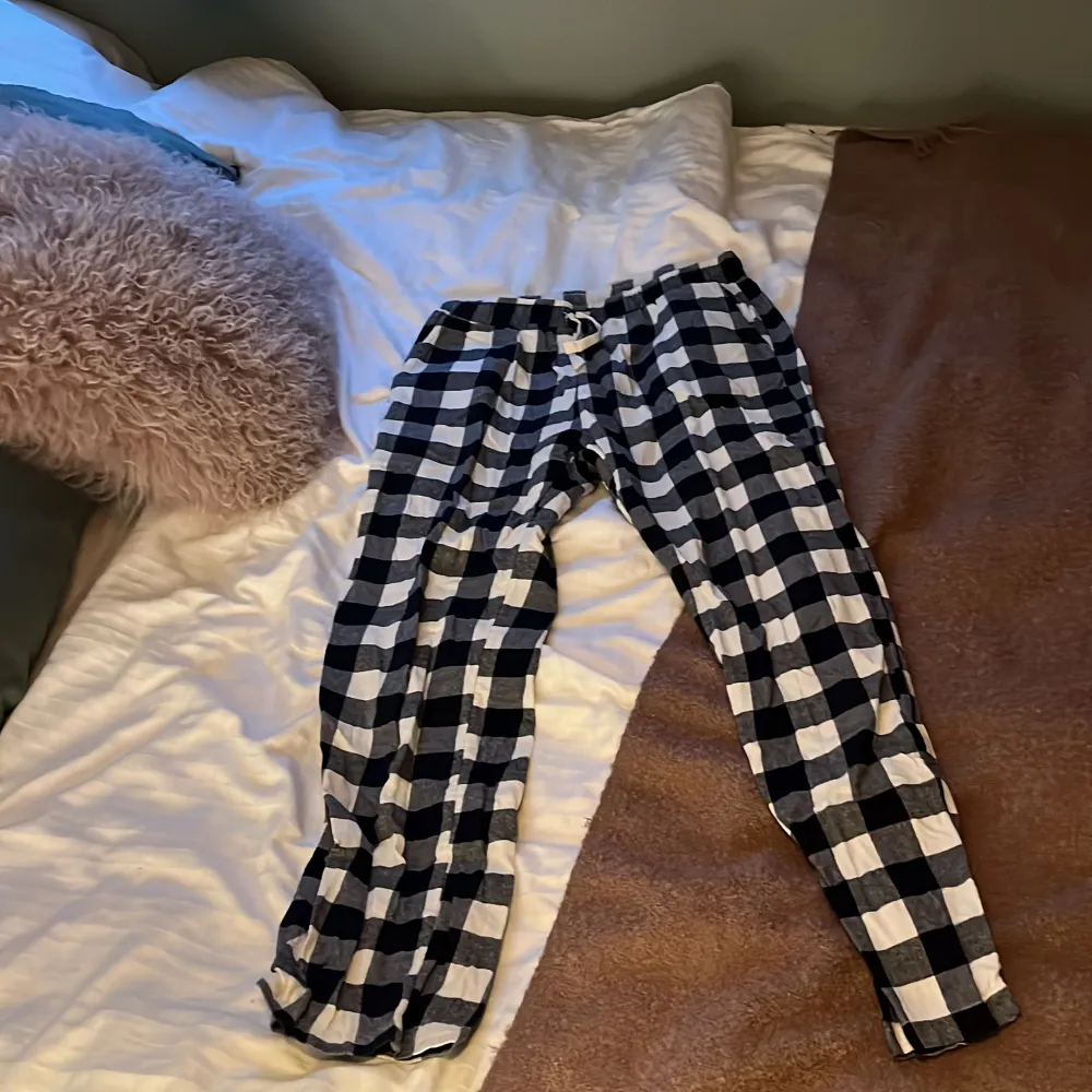 Ett par pyjamasbyxor från Lindex som har tyvärr blivit för små för mig.💕. Övrigt.