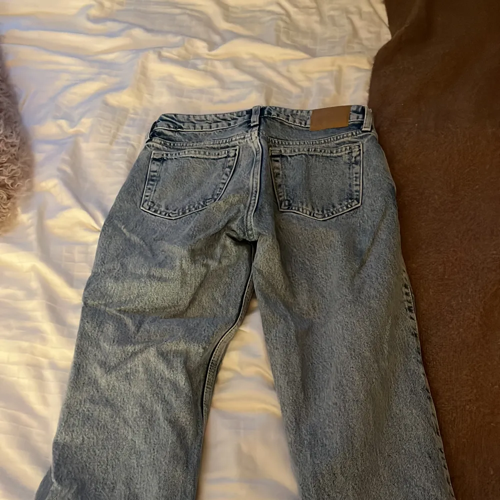 Ett par lågmidjade weekday jeans i modellen arrow. Dem har tyvärr blivit små och kommer inte till användning.❤️. Jeans & Byxor.