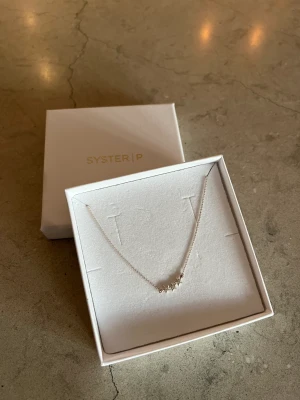 Syster P halsband ”Triple Star Stone Silver Crystal” - Halsband från Syster P med stjärnor i silver. Fint skick! 