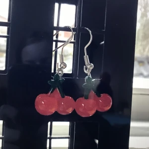 Örhängen  - Körsbärs örhänge jätte fina 35kr du står för frakten (9kr) har även jätte många andra olika frukter t.ex jordgubbar, vindruvor, avokados, flera olika glassar, ankor skriv vad du vill ha så ska jag se ifall jag har det 