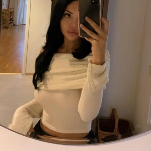 Stickad tröja  - Säljer denna fina stickade tröja från Gina. Axelbandslös med jätte fina utsvängda armar med slits. 