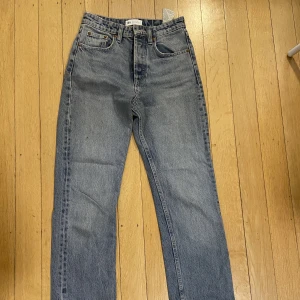 Jeans - Säljer ett par straight midwaisted jeans från Zara. Så snygga!!