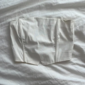 Topp - En topp ifrån Nelly, den är i gott skick men har lite bus fläckar på insidan av toppen men inte utanpå