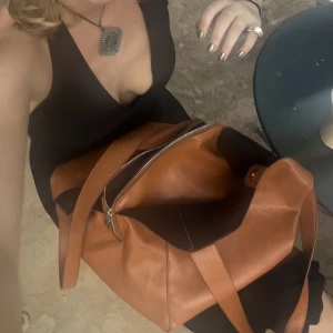 Brun Läder Väska - Brun läder väska från Zalando! Använt skick men inga defekter! Har ett innerfack, har plats för macbook + böcker, hörlurar osv