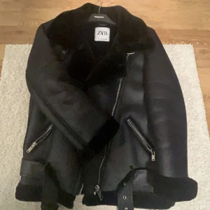Zara jacka  - Zara jacka köpt förra året, bra skick. Säljer pga kommer inte till användning. Storlek M Ny pris 999kr Säljer för 800kr 