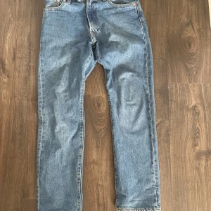 Levi’s 551 blå jeans  - Bra skick på jeansen  Baggy passform  Storlek 30/32  Använda Max 10 gånger 