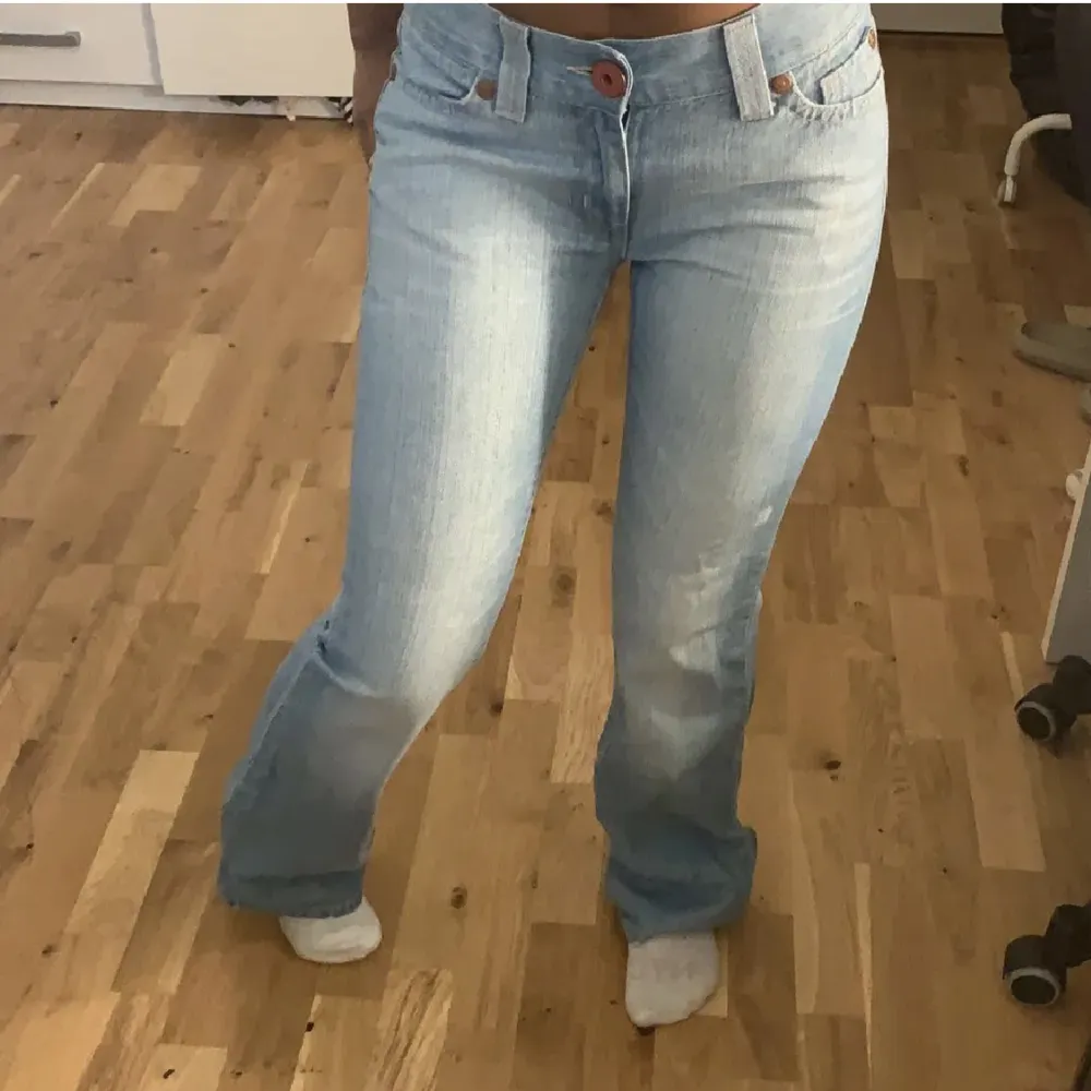 Säljer dessa blåa låg midjade jeans pga av att de inte kommer till användning💗skriv vid frågor . Jeans & Byxor.