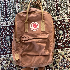 Fjällräven ryggsäck - Fjällräven ryggsäck köpt 2017 på naturkompaniet. använd sparsamt och inga fel på den, färgen är terrakotta, köpt för cirka 1800 