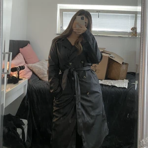 Skinnkappa  - Hej! Jag säljer en OANVÄND supersnygg skinnkappa, lappen är kvar och den är köpt från Boohoo🫶Storleken är M/L, eller ”14” som det står på. Jag säljer den då det var en present som inte riktigt passade mig till 100%🙁(skinnet är fake)