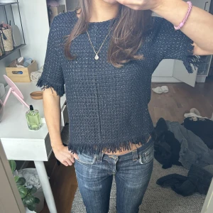 Mörkblå topp - Så fin mörkblå topp från never denim. Storlek S