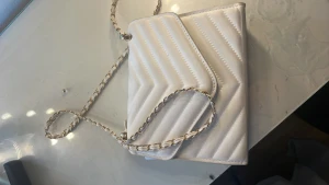 Handväska - Medium modell men man får plats med rätt så mycket ändå! 