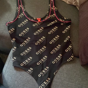 Body från guess  - Jättefin body från Guess, använd ett fåtal gånger