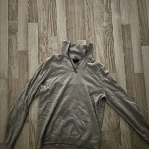 Massimo dutti halfzip - En halfzip från Massimo dutti kommer inte till användning skicket skulle ja säga är 9/10 skriv vid intresse pris kan diskuteras😁