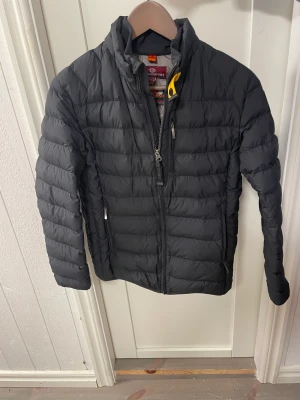 Parajumper jacka  - Tjena, säljer nu min parajumper jumper jacka som är använd ett fåtal gånger bara hängt i garderoben, skick 9/10.