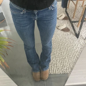 Blåa jeans  - Säljer ett par lågmidjade blåa jeans. Dom är i bra skick🩷