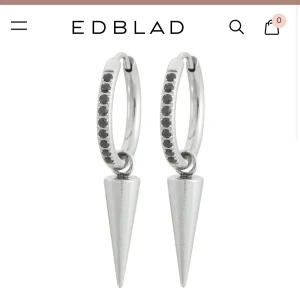 peak hoops sparkle black steel - så fina örhängen i silver från edblad med nitar 💕 knappt använda, nypris 449kr