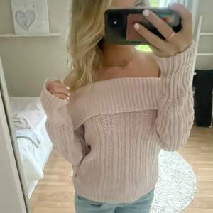 Stickad rosa off shoulder tröja