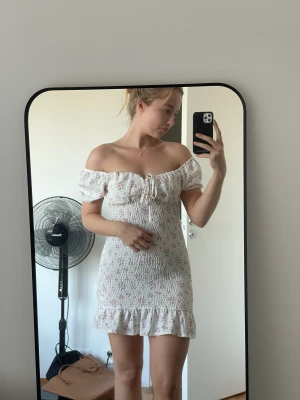 Blommig klänning kort - Aldrig använt, storlek 36, väldigt söt men för liten för mig, därför jag säljer!