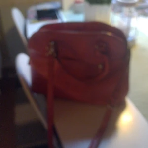 Ny väska - Använd 1 gång Längd 37cm Höjd 26cm Tillhörande sminkväska Nypris900kr Nu 400kr Corallrosaröd