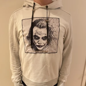 Limitato hoodie - Limitato hoodie strl S Öppen för byten Pris kan diskuteras Personen på bilden är 184 och väger 73